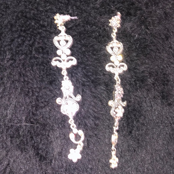 Vintage looking long 2-1/2 inch earrings silvertone - Picture 2 of 3